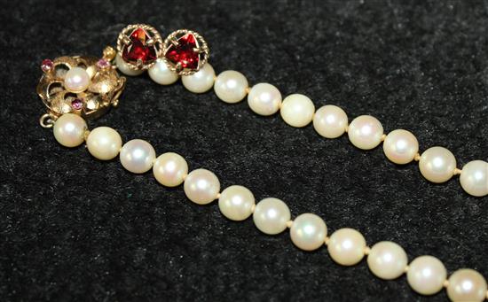 14ct clasp pearl necklace & pair of garnet studs
